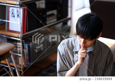 考え込む若い男性のクローズアップ 138639984
