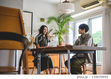 リビングで対話する男女の様子 リビングで対話する男女の様子 138639993