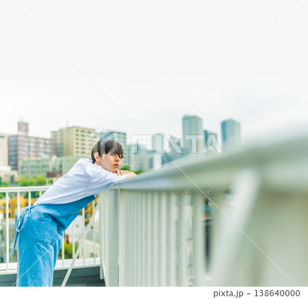 都会の屋上で物思いにふける男性 138640000