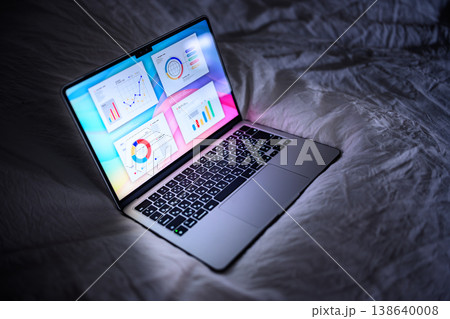 ベッドの上で開かれたノートパソコン ベッドの上で開かれたノートパソコン 138640008