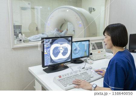 CT検査中に患者へ指示を出す女性の放射線技師の横顔　 138640050