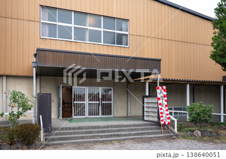 小学校入学式が行われる体育館入口と看板 小学校入学式が行われる体育館入口と看板 138640051