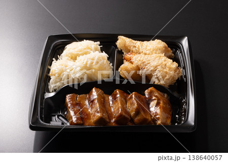 中華惣菜(豚角煮 いか焼売 貝柱春巻) 中華惣菜(豚角煮 いか焼売 貝柱春巻) 138640057