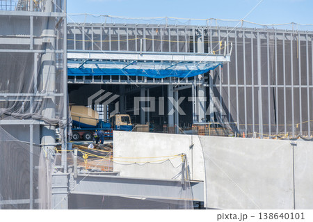 鉄骨建設現場の建物内部に入るコンクリートミキサー車と打設準備の様子 鉄骨建設現場の建物内部に入るコンクリートミキサー車と打設準備の様子 138640101