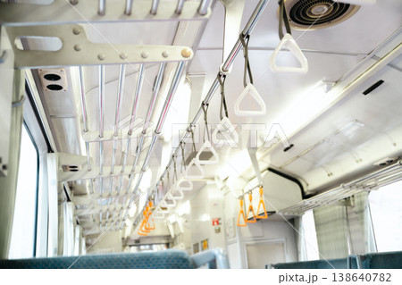 誰もいないローカル線の車内 ボックス席とつり革が並ぶレトロでノスタルジックな風景 誰もいないローカル線の車内 ボックス席とつり革が並ぶレトロでノスタルジックな風景 138640782