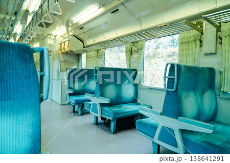 誰もいないローカル線の車内 レトロな青いボックス席とノスタルジックな鉄道の旅 4K 138641291