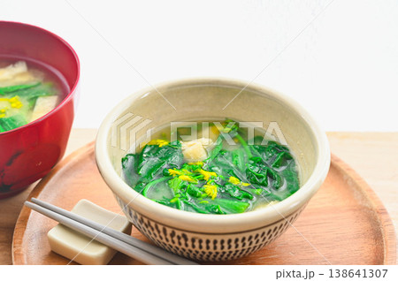 かつお菜と菜の花と揚げの味噌汁 138641307