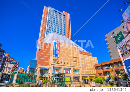 日本の東京都市景観4月8日。 三軒茶屋駅前のキャロットタワーなどを望む 138641343