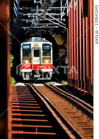 鉄道旅で錦秋の『南会津』へ… 紅葉のダム湖を『湯西川橋梁』で渡る【野岩鉄道 6050系】 138641645