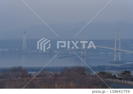 黄砂とPM2.5で霞む室蘭の工業地帯と街並み 138641759