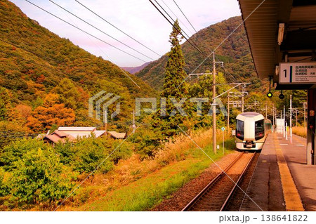 『秋の南会津』鉄道旅で錦秋の南会津路へ…　野岩鉄道【中三依温泉駅】『特急リバティ会津』 138641822