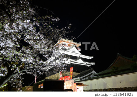 ライトアップされた清州城の桜 138641925
