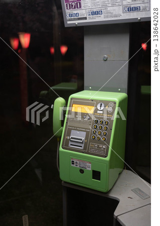 夜桜の灯りに包まれたレトロな公衆電話のクローズアップ 夜桜の灯りに包まれたレトロな公衆電話のクローズアップ 138642028