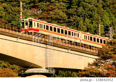 温泉郷の秋空を渡る… 鉄道旅で錦秋の『川治温泉』へ　野岩鉄道【6050系】 138642052
