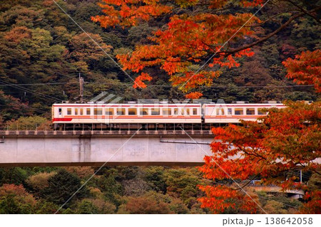 温泉郷の秋空を渡る… 鉄道旅で錦秋の『川治温泉』へ　野岩鉄道【6050系】 138642058