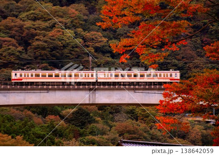 温泉郷の秋空を渡る… 鉄道旅で錦秋の『川治温泉』へ　野岩鉄道【6050系】 138642059