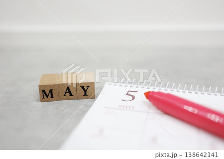 5月のカレンダーと英単語MAY・木製ブロック・ピンクペン・スケジュール管理 138642141