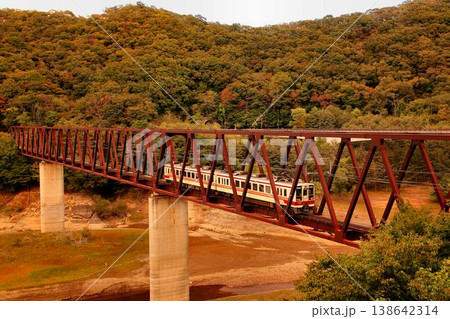 『湯西川橋梁』にて紅葉のダム湖を渡る… 鉄道旅で錦秋の『南会津』へ　野岩鉄道【6050系】 138642314
