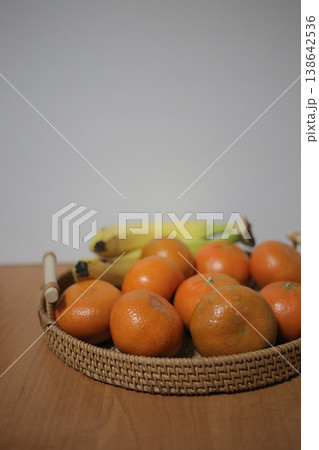 A still life with tangerines and bananas. 138642536
