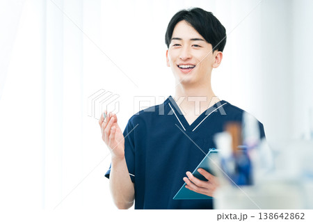 若い男性医療従事者 138642862