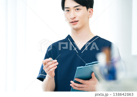 若い男性医療従事者 138642863