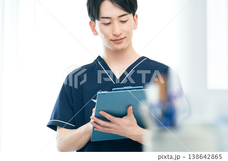 若い男性医療従事者 138642865