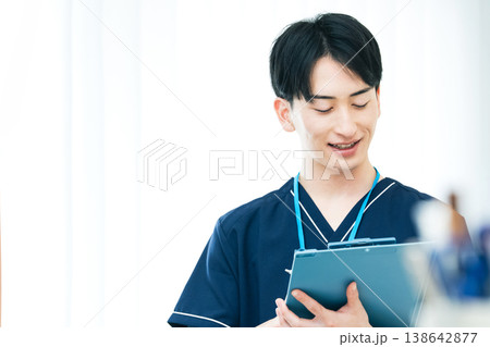 若い男性医療従事者 若い男性医療従事者 138642877