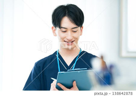 若い男性医療従事者 若い男性医療従事者 138642878