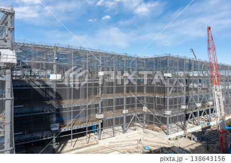 大規模鉄骨建設現場とクレーン作業の様子 都市開発中の建築工事風景1 138643156