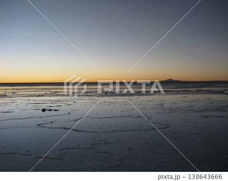 水をたたえたウユニ塩湖の日没 138643666
