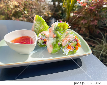 茹で海老と野菜を巻いた生春巻き。スイートチリソースを添えて。 茹で海老と野菜を巻いた生春巻き。スイートチリソースを添えて。 138644205