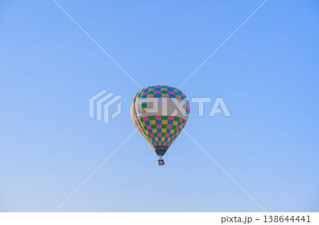 大空を飛ぶ熱気球【安曇野】 138644441