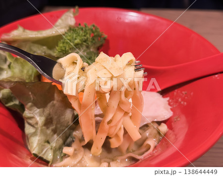 生パスタのバジルスープパスタ。麺のクローズアップ。 生パスタのバジルスープパスタ。麺のクローズアップ。 138644449