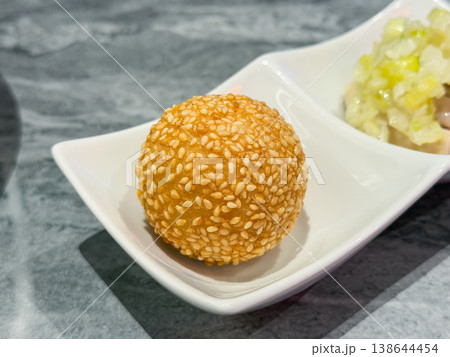 白ゴマをまぶしたデザートの胡麻団子。 白ゴマをまぶしたデザートの胡麻団子。 138644454