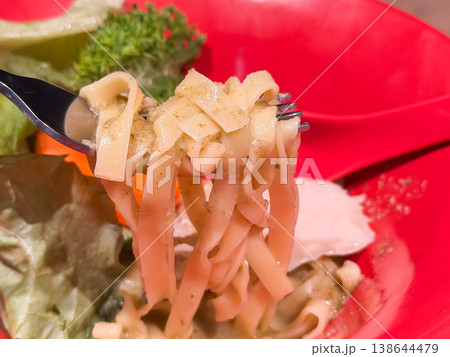 生パスタのバジルスープパスタ。麺のクローズアップ。 生パスタのバジルスープパスタ。麺のクローズアップ。 138644479