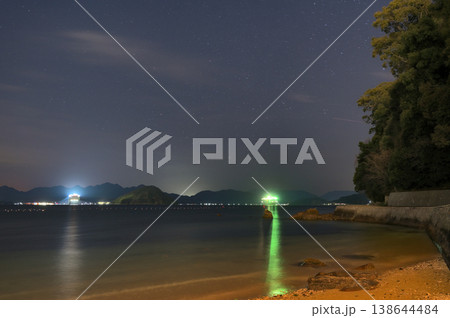 船の明かりが輝く夜の海岸 船の明かりが輝く夜の海岸 138644484