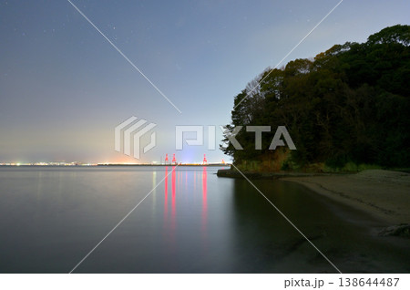 夜の砂浜と輝く港 夜の砂浜と輝く港 138644487