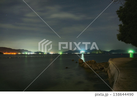 船の明かりが輝く夜の内海 138644490