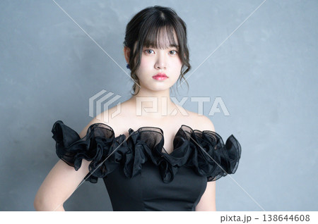 グレー背景で黒いドレスを着た日本人女性 グレー背景で黒いドレスを着た日本人女性 138644608