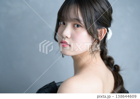 グレー背景で黒いドレスを着た日本人女性 138644609