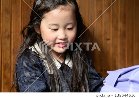 ランドセルを閉じる日本人の女の子 ランドセルを閉じる日本人の女の子 138644616