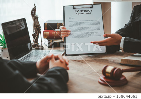 Lawyers or legal experts advise and advise on signing business contracts. or real estate trading to citizens or businessmen 138644663