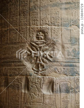 フィラエ神殿の壁面に刻まれたコプト十字と古代エジプトの象形文字 フィラエ神殿の壁面に刻まれたコプト十字と古代エジプトの象形文字 138644729