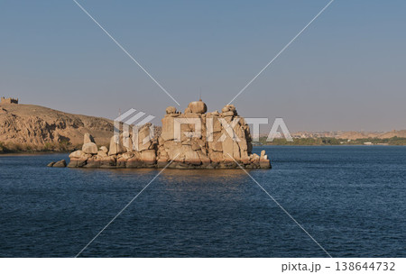 ナイル川に浮かぶ岩礁と砂漠の風景(エジプト・アスワン周辺) ナイル川に浮かぶ岩礁と砂漠の風景(エジプト・アスワン周辺) 138644732