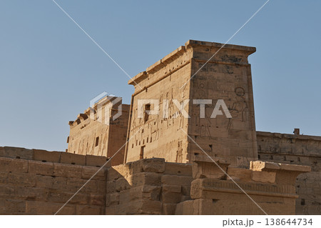 フィラエ神殿の石造建築とレリーフ（エジプト・アスワンの古代遺跡） 138644734