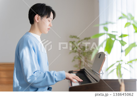 家で電子ピアノを弾く男性 138645062