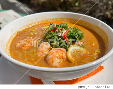 海老とネギが入った中華麺のラクサヌードル。 138645148
