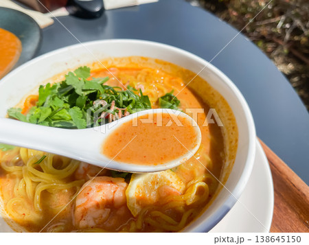 海老とネギが入った中華麺のラクサヌードル。スープのクローズアップ。 海老とネギが入った中華麺のラクサヌードル。スープのクローズアップ。 138645150