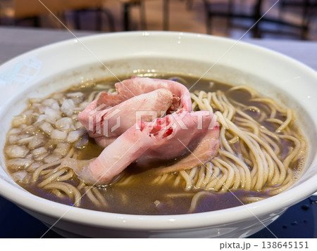 玉ねぎのみじん切りとチャーシューをトッピングした煮干しラーメン。 玉ねぎのみじん切りとチャーシューをトッピングした煮干しラーメン。 138645151