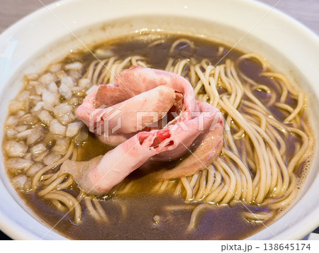 玉ねぎのみじん切りとチャーシューをトッピングした煮干しラーメン。 玉ねぎのみじん切りとチャーシューをトッピングした煮干しラーメン。 138645174